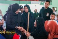 Bupati Banyuwangi, Ipuk Fiestiandani, menyapa orang tua siswa saat peresmian Sekolah Rakyat di BPVP Muncar, Selasa (30/9/2025).