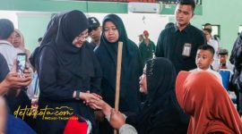 Bupati Banyuwangi, Ipuk Fiestiandani, menyapa orang tua siswa saat peresmian Sekolah Rakyat di BPVP Muncar, Selasa (30/9/2025).