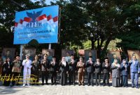 Bupati Banyuwangi Ipuk Fiestiandani memimpin upacara Hari Kesaktian Pancasila di halaman Kantor Bupati Banyuwangi, Rabu (1/10/2025).