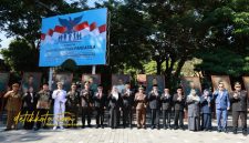 Bupati Banyuwangi Ipuk Fiestiandani memimpin upacara Hari Kesaktian Pancasila di halaman Kantor Bupati Banyuwangi, Rabu (1/10/2025).