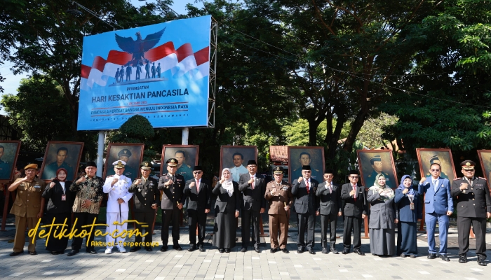 Bupati Banyuwangi Ipuk Fiestiandani memimpin upacara Hari Kesaktian Pancasila di halaman Kantor Bupati Banyuwangi, Rabu (1/10/2025).