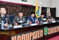 Bupati Sumenep Achmad Fauzi Wongsojudo memimpin rapat koordinasi bersama Forkopimda terkait penanganan gempa bumi di Pulau Sapudi dan Talango.