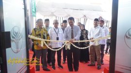Direktur Utama BPRS Bhakti Sumekar, Hairil Fajar, bersama Asisten Pemerintahan dan Kesejahteraan Rakyat, Sekretariat Daerah Kabupaten Sumenep, Didik Wahyudi, meresmikan Kantor Cabang Pasean, Kabupaten Pamekasan, Rabu (1/10/2025).