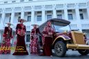 Ketua Dekranasda Kota Surabaya, Rini Indriyani, bersama desainer Gita Orlin saat memperkenalkan koleksi Batik Surabaya untuk in2motionfest 2025.