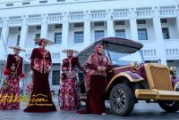 Ketua Dekranasda Kota Surabaya, Rini Indriyani, bersama desainer Gita Orlin saat memperkenalkan koleksi Batik Surabaya untuk in2motionfest 2025.