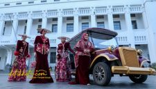 Ketua Dekranasda Kota Surabaya, Rini Indriyani, bersama desainer Gita Orlin saat memperkenalkan koleksi Batik Surabaya untuk in2motionfest 2025.