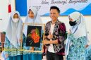 CEO Rumah Batik Tulis Canteng Koneng, Didik Haryanto, saat memberikan pelatihan di SMA Muhammadiyah Sumenep.