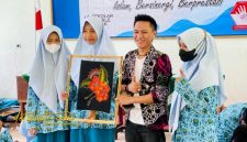 CEO Rumah Batik Tulis Canteng Koneng, Didik Haryanto, saat memberikan pelatihan di SMA Muhammadiyah Sumenep.