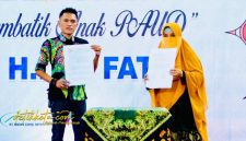 CEO Rumah Batik Tulis Canteng Koneng, Didik Haryanto,  saat mengikat perjanjian atau kerjasama dengan salah satu PAUD di Sumenep.