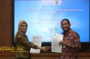 Bupati Sumenep Achmad Fauzi Wongsojudo dan Direktur Utama PT Elnusa Tbk Litta Indriya Ariesca usai penandatanganan MoU pemanfaatan lahan di Jakarta, Kamis (2/11/2025).