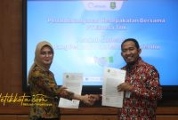 Bupati Sumenep Achmad Fauzi Wongsojudo dan Direktur Utama PT Elnusa Tbk Litta Indriya Ariesca usai penandatanganan MoU pemanfaatan lahan di Jakarta, Kamis (2/11/2025).