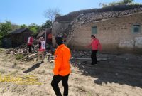 Tim BPBD Sumenep bersama instansi terkait meninjau kerusakan rumah warga di Kecamatan Gayam pascagempa, Kamis (2/10/2025).