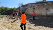 Tim BPBD Sumenep bersama instansi terkait meninjau kerusakan rumah warga di Kecamatan Gayam pascagempa, Kamis (2/10/2025).