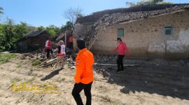 Tim BPBD Sumenep bersama instansi terkait meninjau kerusakan rumah warga di Kecamatan Gayam pascagempa, Kamis (2/10/2025).