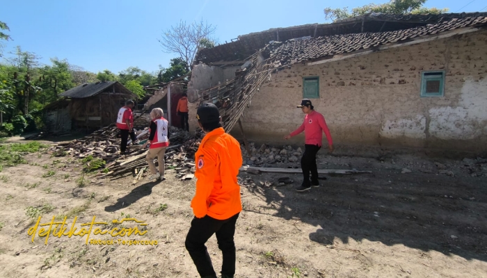 Tim BPBD Sumenep bersama instansi terkait meninjau kerusakan rumah warga di Kecamatan Gayam pascagempa, Kamis (2/10/2025).