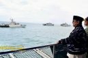 Presiden RI Prabowo Subianto menyaksikan demo laut dan sailing pass dari atas KRI dr. Radjiman Wedyodiningrat (RJW-992) dalam acara Presidential Inspection di Teluk Jakarta, Kamis (2/10/2025).