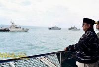 Presiden RI Prabowo Subianto menyaksikan demo laut dan sailing pass dari atas KRI dr. Radjiman Wedyodiningrat (RJW-992) dalam acara Presidential Inspection di Teluk Jakarta, Kamis (2/10/2025).