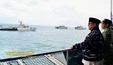 Presiden RI Prabowo Subianto menyaksikan demo laut dan sailing pass dari atas KRI dr. Radjiman Wedyodiningrat (RJW-992) dalam acara Presidential Inspection di Teluk Jakarta, Kamis (2/10/2025).