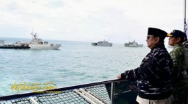 Presiden RI Prabowo Subianto menyaksikan demo laut dan sailing pass dari atas KRI dr. Radjiman Wedyodiningrat (RJW-992) dalam acara Presidential Inspection di Teluk Jakarta, Kamis (2/10/2025).