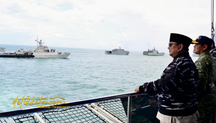 Presiden RI Prabowo Subianto menyaksikan demo laut dan sailing pass dari atas KRI dr. Radjiman Wedyodiningrat (RJW-992) dalam acara Presidential Inspection di Teluk Jakarta, Kamis (2/10/2025).