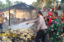 Petugas pemadam kebakaran berusaha memadamkan api yang membakar gudang rokok di Desa Sokalelah, Kecamatan Kadur, Pamekasan, Jumat (3/10/2025).