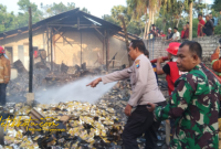 Petugas pemadam kebakaran berusaha memadamkan api yang membakar gudang rokok di Desa Sokalelah, Kecamatan Kadur, Pamekasan, Jumat (3/10/2025).
