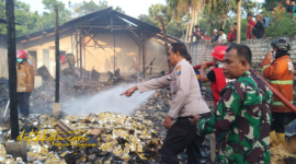 Petugas pemadam kebakaran berusaha memadamkan api yang membakar gudang rokok di Desa Sokalelah, Kecamatan Kadur, Pamekasan, Jumat (3/10/2025).