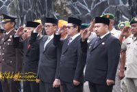 Bupati Subang Reynaldy Putra Andita BR bersama Wakil Bupati Agus Masykur Rosyadi saat mengikuti Ziarah Nasional di Taman Makam Pahlawan (TMP) Cidongkol, Jumat (3/10/2025).