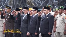 Bupati Subang Reynaldy Putra Andita BR bersama Wakil Bupati Agus Masykur Rosyadi saat mengikuti Ziarah Nasional di Taman Makam Pahlawan (TMP) Cidongkol, Jumat (3/10/2025).