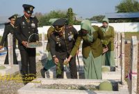 Dandim 0827/Sumenep Letkol Arm Bendi Wibisono memimpin ziarah daerah di TMP Jokotole Sumenep.