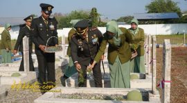 Dandim 0827/Sumenep Letkol Arm Bendi Wibisono memimpin ziarah daerah di TMP Jokotole Sumenep.