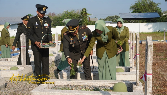 Dandim 0827/Sumenep Letkol Arm Bendi Wibisono memimpin ziarah daerah di TMP Jokotole Sumenep.