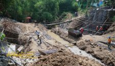Pogres rehabilitasi Jembatan Karangjati Anyar di Kecamatan Wonorejo.