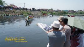 Para peserta mengikuti Lomba Balap Perahu Naga di Kali Kedunglarangan, Bangil, Sabtu (4/10/2025).