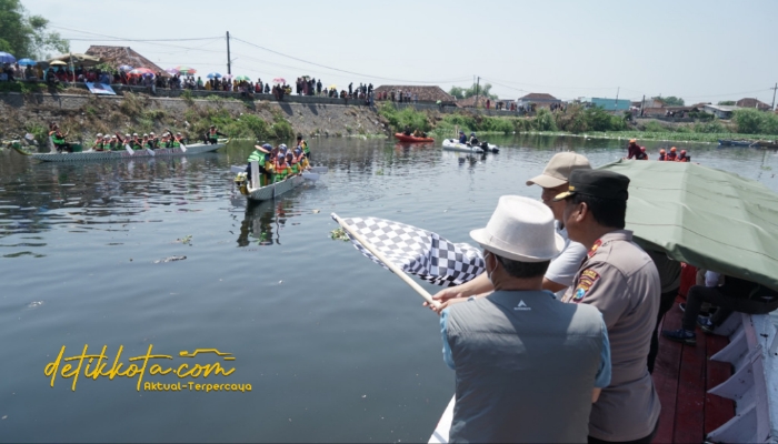 Para peserta mengikuti Lomba Balap Perahu Naga di Kali Kedunglarangan, Bangil, Sabtu (4/10/2025).