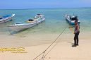 Petugas kepolisian berada di TKP dua balita yang tenggelam di Pantai Mamburit, Desa Kalisangka, Kecamatan Arjasa, Kabupaten Sumenep, Sabtu (4/10/2025).