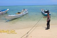 Petugas kepolisian berada di TKP dua balita yang tenggelam di Pantai Mamburit, Desa Kalisangka, Kecamatan Arjasa, Kabupaten Sumenep, Sabtu (4/10/2025).