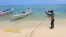 Petugas kepolisian berada di TKP dua balita yang tenggelam di Pantai Mamburit, Desa Kalisangka, Kecamatan Arjasa, Kabupaten Sumenep, Sabtu (4/10/2025).