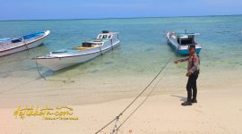 Petugas kepolisian berada di TKP dua balita yang tenggelam di Pantai Mamburit, Desa Kalisangka, Kecamatan Arjasa, Kabupaten Sumenep, Sabtu (4/10/2025).