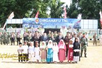 Kasdim 0827/Sumenep Cba Ari Pamungkas Dian Buwono memimpin upacara peringatan HUT ke-80 TNI di Lapangan Makodim Sumenep, Ahad (5/10/2025).