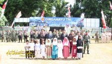Kasdim 0827/Sumenep Cba Ari Pamungkas Dian Buwono memimpin upacara peringatan HUT ke-80 TNI di Lapangan Makodim Sumenep, Ahad (5/10/2025).