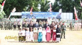 Kasdim 0827/Sumenep Cba Ari Pamungkas Dian Buwono memimpin upacara peringatan HUT ke-80 TNI di Lapangan Makodim Sumenep, Ahad (5/10/2025).