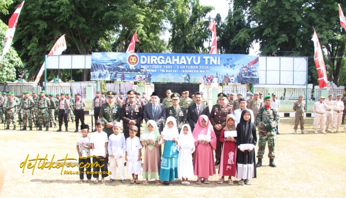 Kasdim 0827/Sumenep Cba Ari Pamungkas Dian Buwono memimpin upacara peringatan HUT ke-80 TNI di Lapangan Makodim Sumenep, Ahad (5/10/2025).