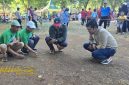 Ketua KKP Sumenep Herli Wahyudi bersama Dirut BPRS Bhakti Sumekar Hairil Fajar dan Camat Kalianget Hakiki Maula Firmansyah membuka Festival Permainan Tradisional 2025 dengan bermain kelereng di Lapangan Trunojoyo, Minggu (5/10/2025).