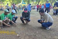 Ketua KKP Sumenep Herli Wahyudi bersama Dirut BPRS Bhakti Sumekar Hairil Fajar dan Camat Kalianget Hakiki Maula Firmansyah membuka Festival Permainan Tradisional 2025 dengan bermain kelereng di Lapangan Trunojoyo, Minggu (5/10/2025).