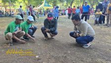 Ketua KKP Sumenep Herli Wahyudi bersama Dirut BPRS Bhakti Sumekar Hairil Fajar dan Camat Kalianget Hakiki Maula Firmansyah membuka Festival Permainan Tradisional 2025 dengan bermain kelereng di Lapangan Trunojoyo, Minggu (5/10/2025).