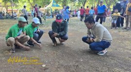 Ketua KKP Sumenep Herli Wahyudi bersama Dirut BPRS Bhakti Sumekar Hairil Fajar dan Camat Kalianget Hakiki Maula Firmansyah membuka Festival Permainan Tradisional 2025 dengan bermain kelereng di Lapangan Trunojoyo, Minggu (5/10/2025).