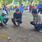 Ketua KKP Sumenep Herli Wahyudi bersama Dirut BPRS Bhakti Sumekar Hairil Fajar dan Camat Kalianget Hakiki Maula Firmansyah membuka Festival Permainan Tradisional 2025 dengan bermain kelereng di Lapangan Trunojoyo, Minggu (5/10/2025).