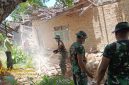 Anggota Koramil 0827/20 Sapudi bersama warga bergotong royong membersihkan puing rumah warga terdampak gempa di Desa Pancor, Kecamatan Gayam, Pulau Sapudi, Ahad (5/10/2025).