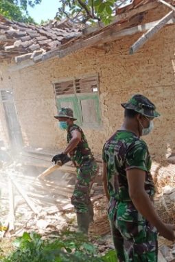Personel Kodim 0827/Sumenep Bantu Warga Pulau Sapudi Bersihkan Rumah Rusak Akibat Gempa